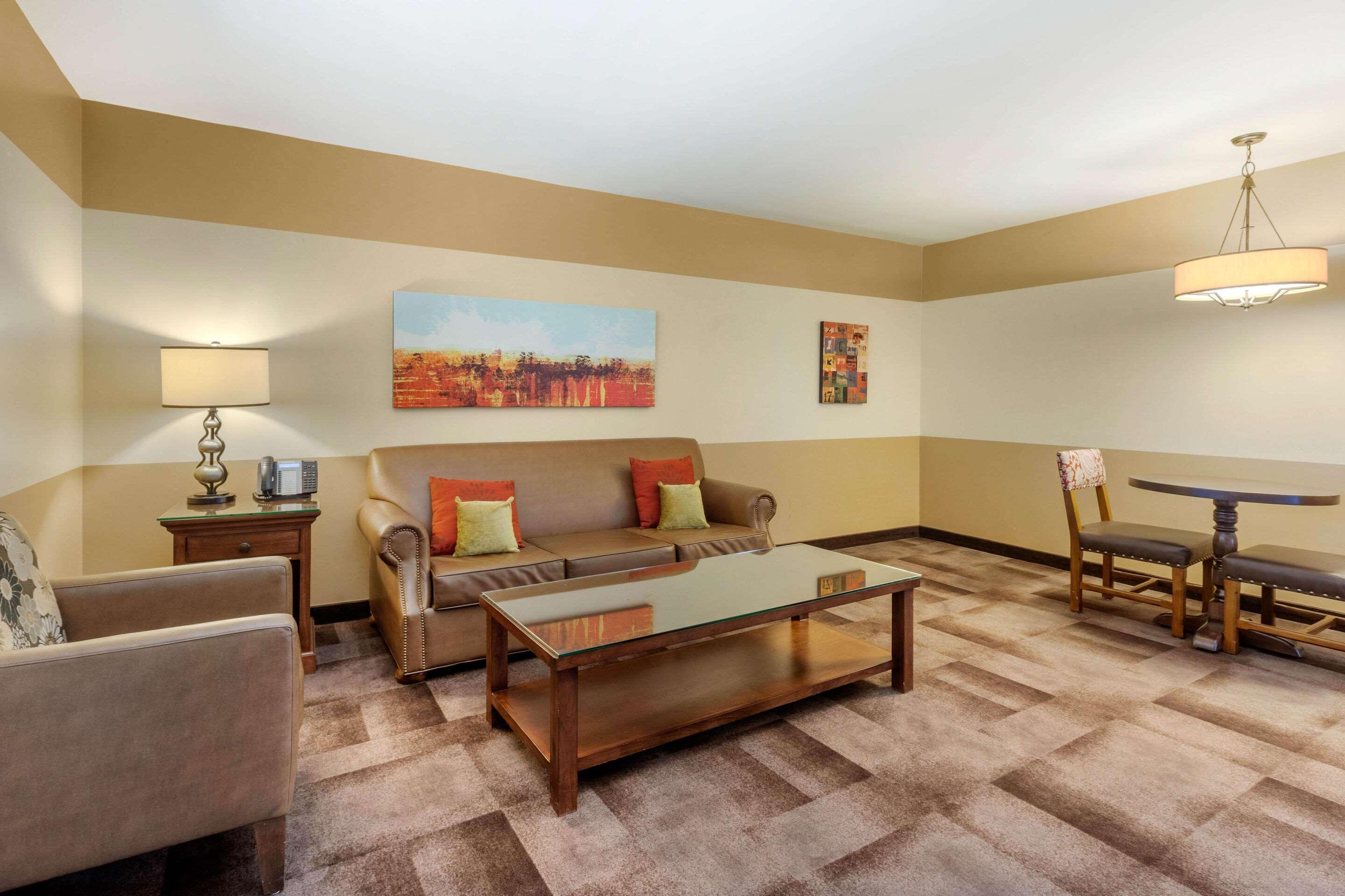 סאנטי Carlton Oaks Lodge, Ascend Hotel Collection מראה חיצוני תמונה