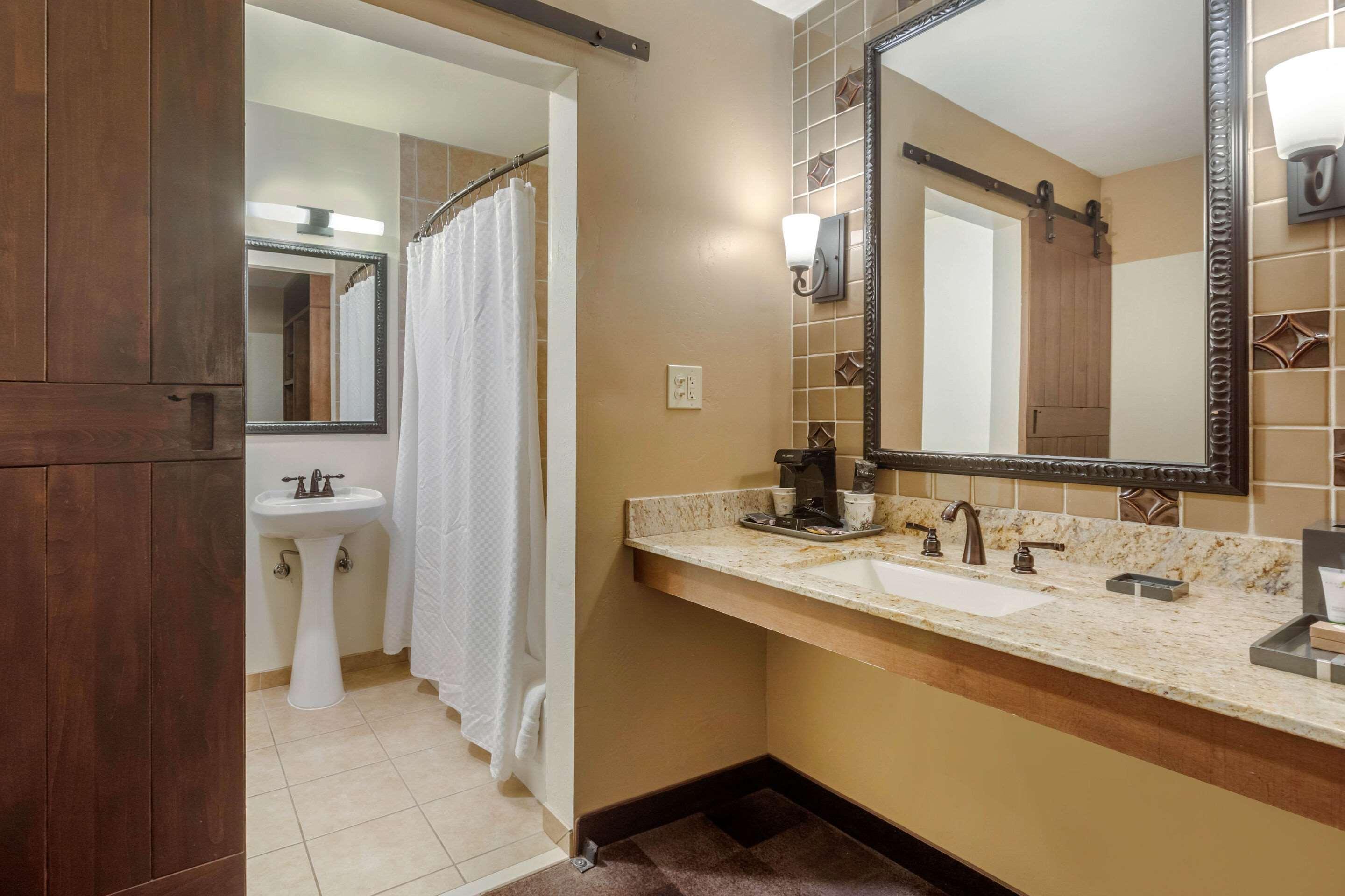 סאנטי Carlton Oaks Lodge, Ascend Hotel Collection מראה חיצוני תמונה