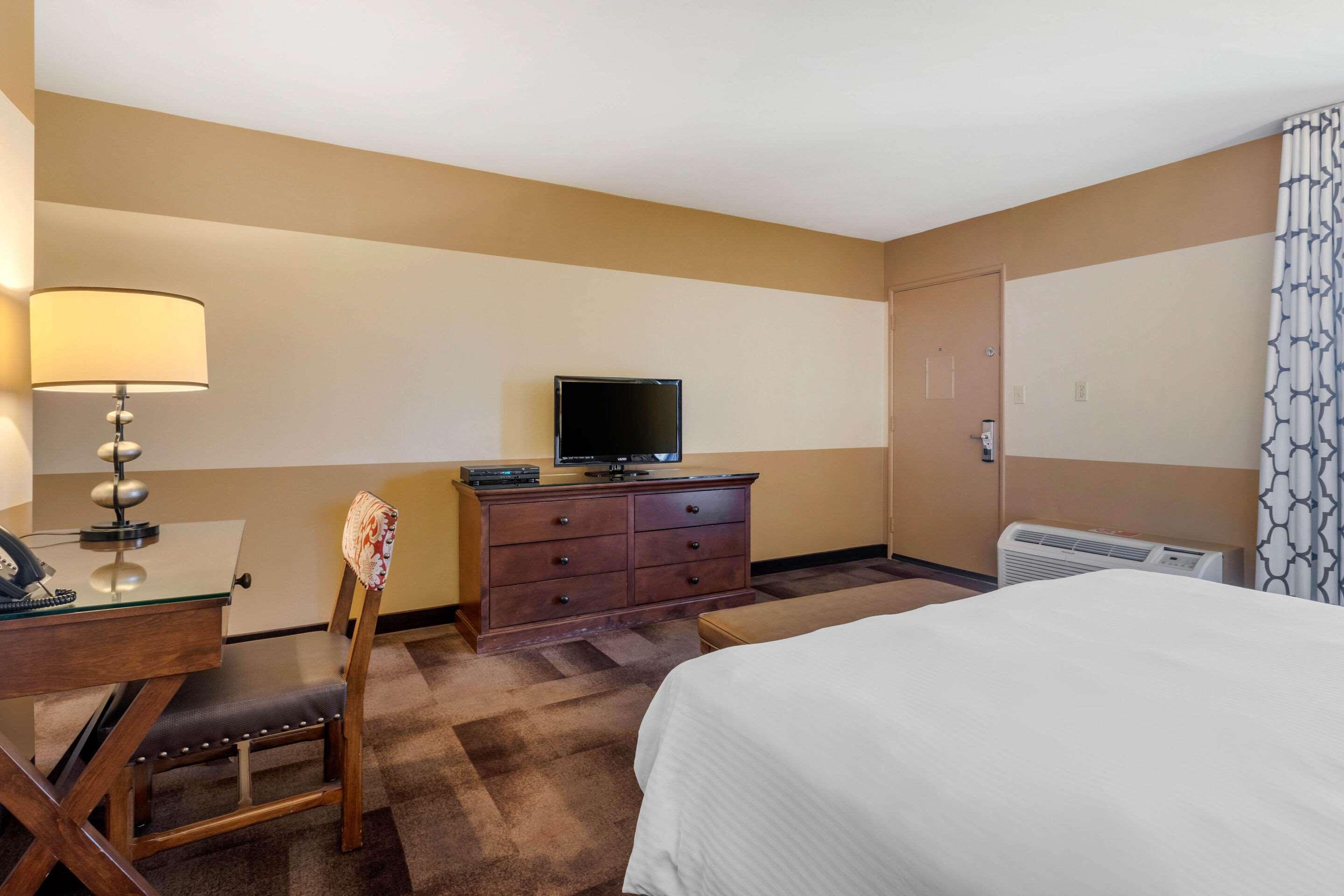 סאנטי Carlton Oaks Lodge, Ascend Hotel Collection מראה חיצוני תמונה