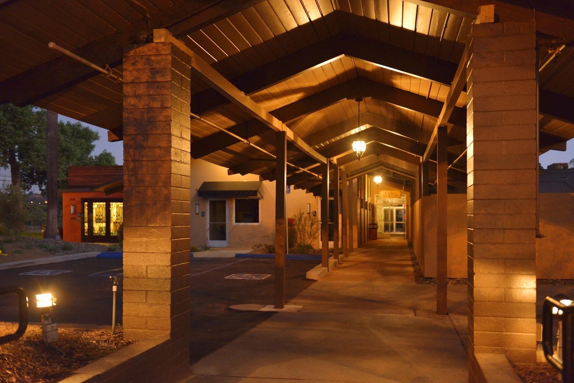 סאנטי Carlton Oaks Lodge, Ascend Hotel Collection מראה חיצוני תמונה