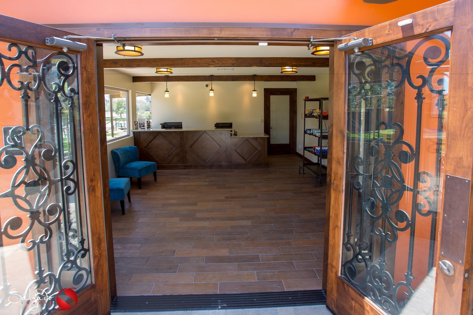 סאנטי Carlton Oaks Lodge, Ascend Hotel Collection מראה חיצוני תמונה