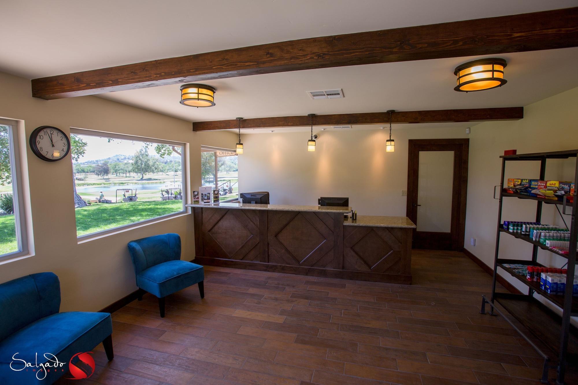 סאנטי Carlton Oaks Lodge, Ascend Hotel Collection מראה חיצוני תמונה