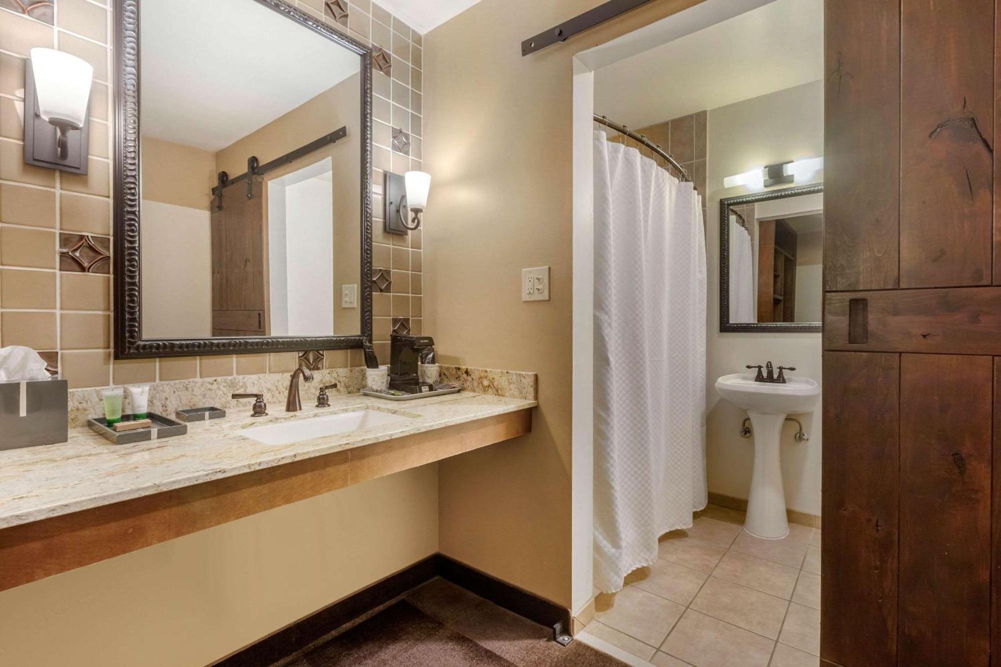 סאנטי Carlton Oaks Lodge, Ascend Hotel Collection מראה חיצוני תמונה